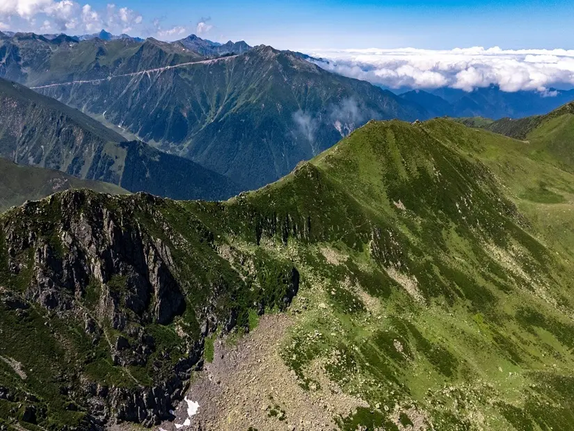 Rize'nin Kaçkarlar ilçesinde, Karadeniz bölgesinin doğal güzelliklerinin sergilendiği çarpıcı yeşil dağlar ve vadiler havadan görünümü