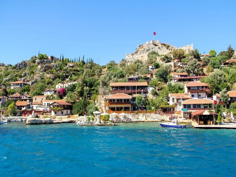 Türkiye'nin Antalya ilinin Kekova bölgesinden Akvaryum Koyu ve Kekova Adası'na doğru Akdeniz manzarası.