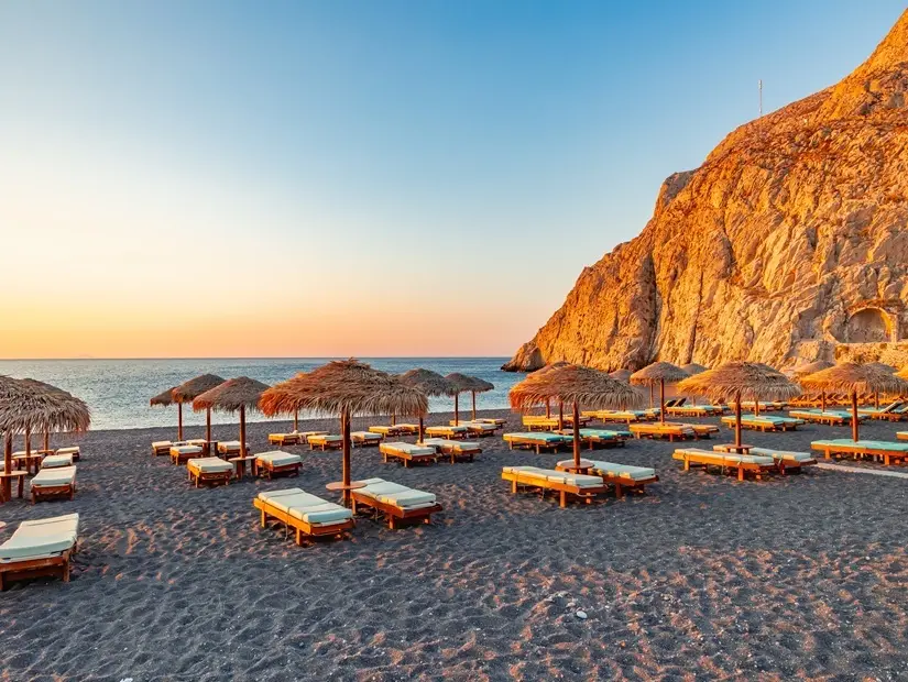 Santorini Kamari Plajı görünümü