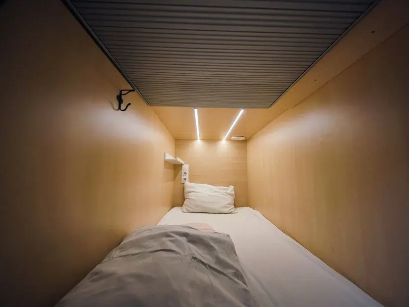 Kompakt kapsül otel odası görünümü