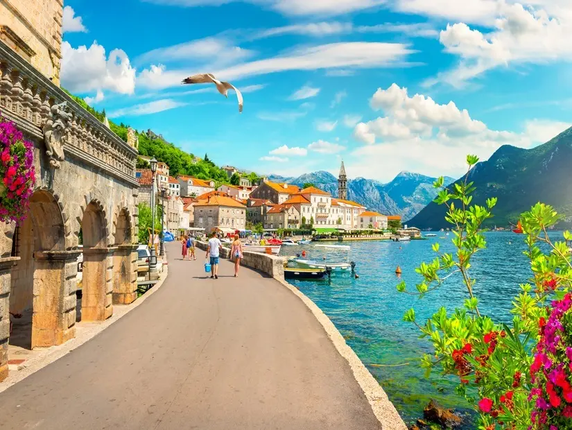 Kotor Körfezi kıyı şeridinin manzarası - Boka Körfezi, Karadağ'daki Our Lady of the Rocks Roma Katolik Kilisesi manzaralı
