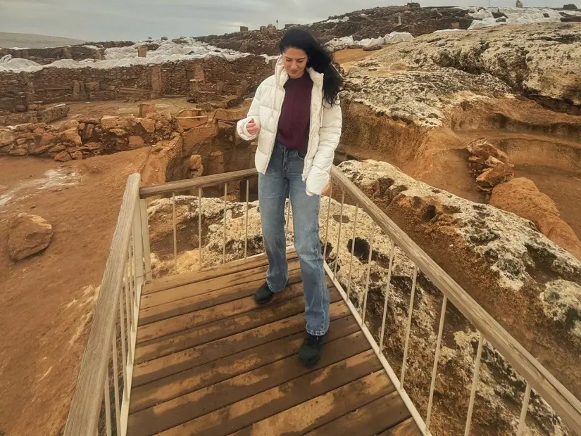 karahantepe  ziyaret eden kadın batı teras görünümü