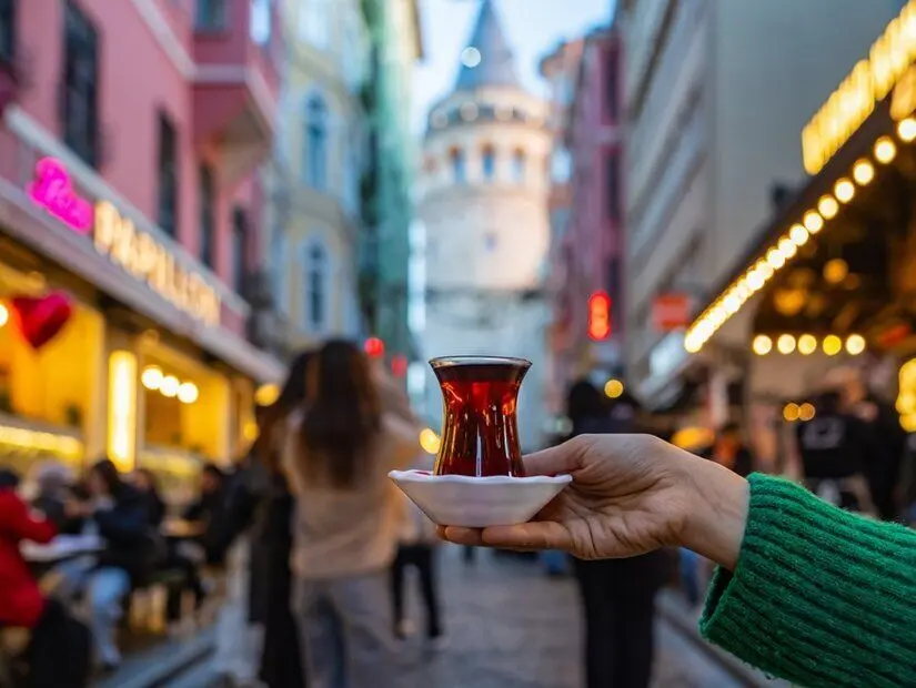 galata kulesinde türk çayı ön planda görünümü