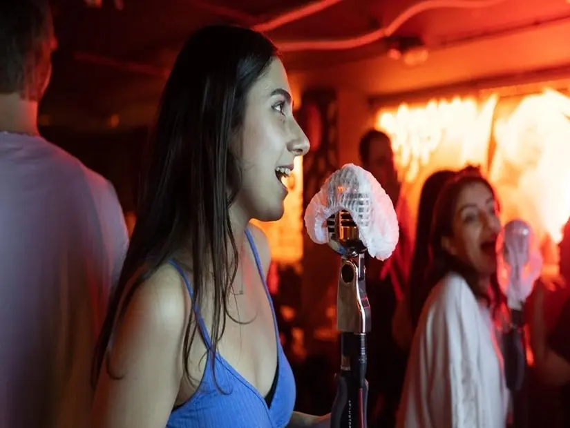 karoke bar eğlenen gençler 
