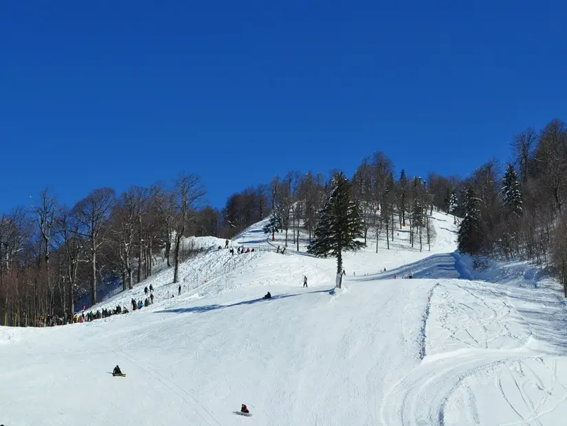 Kartepe, Kocaeli, Türkiye. Karlı dağ manzarası.