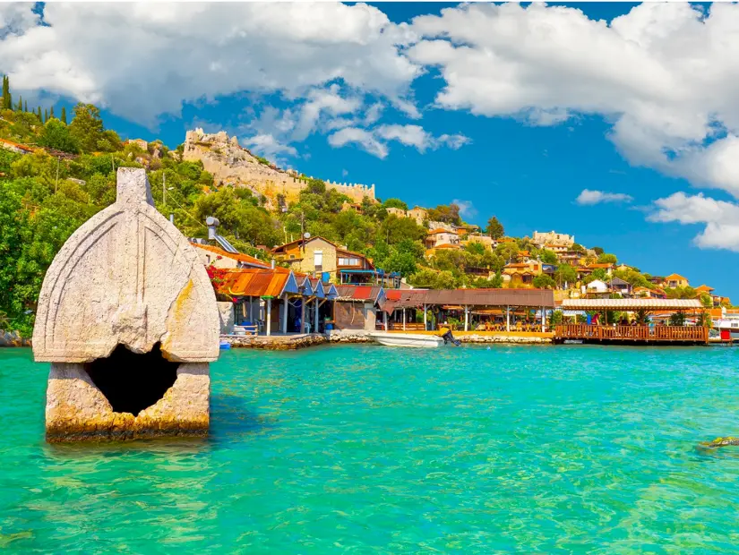 Kekova bölgesindeki batık şehrin kalıntıları görünümü Kaş