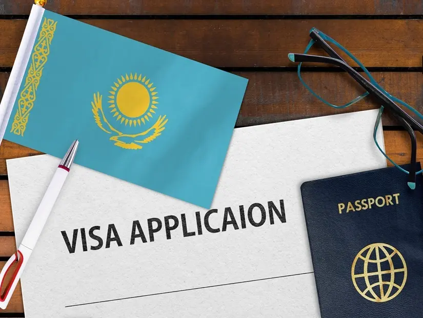 Kazakistan bayrağı, vize başvuru formu ve masada pasaport