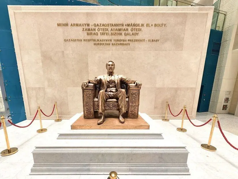 Kazakistan Ulusal Müzesi'nde yer alan cumhurbaşkanı Nursultan Nazarbaev anıtı