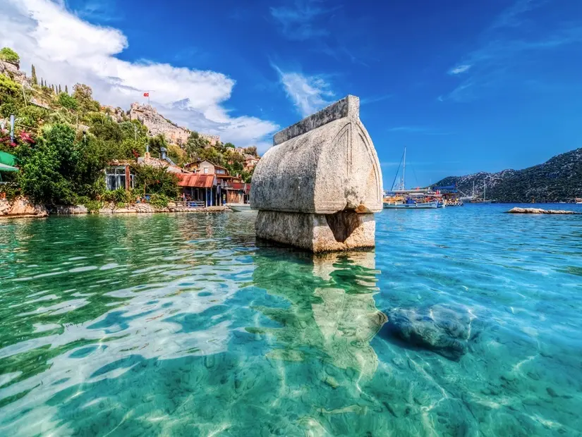 Kekova Körfezi'ndeki Kaleköy manzarası. 