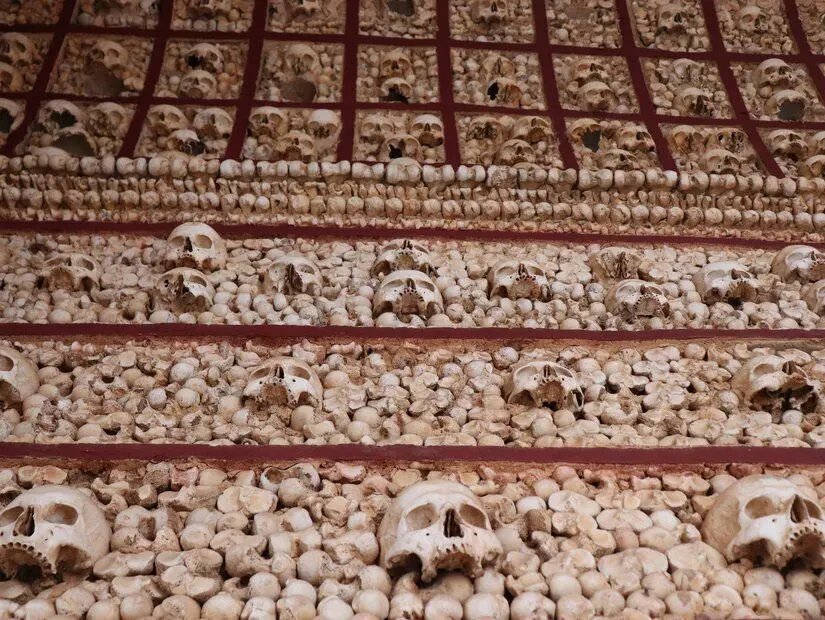 Capela Dos Ossos, eski duvar mezarları ve ölü Karmelit keşişlerinin ürkütücü kemik ve kafataslarının bulunduğu türbe