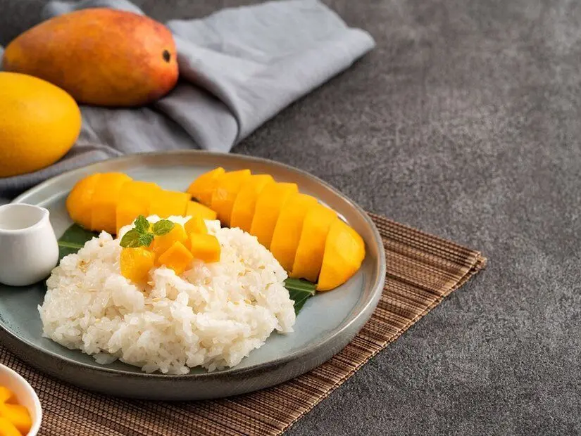 Khao niao mamuang (Mango sticky rice)