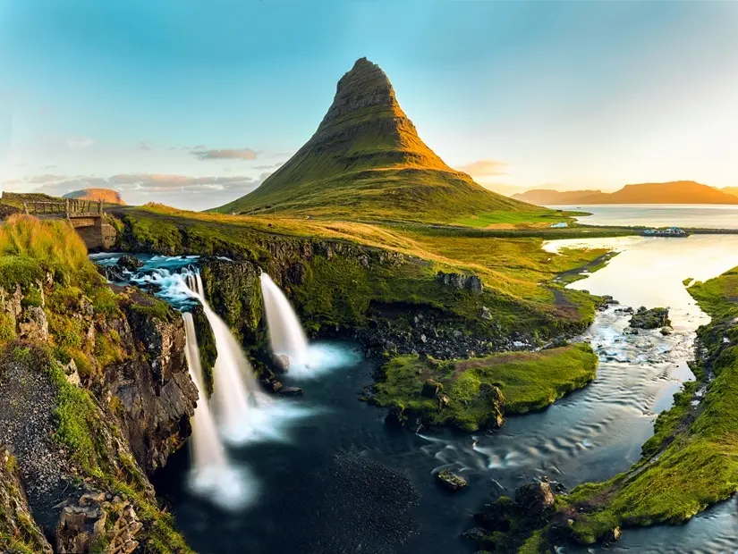 Ünlü Kirkjufell Dağı ve şelaleleri görünümü