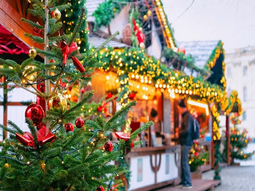 Kışın Berlin, Mitte'deki Opernpalais'te Noel Pazarı