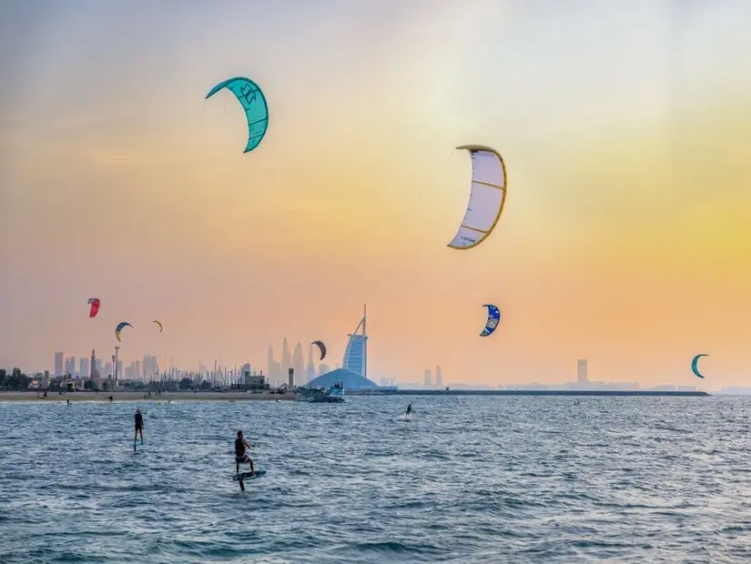 Kite Beach, BAE'nin Dubai şehrinde plajın güneşli havada görünümü