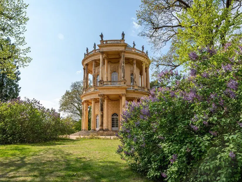 Potsdam şehrindeki Sanssouci Sarayı'nın halka açık parkında bulunan Klausberg'deki Belvedere.