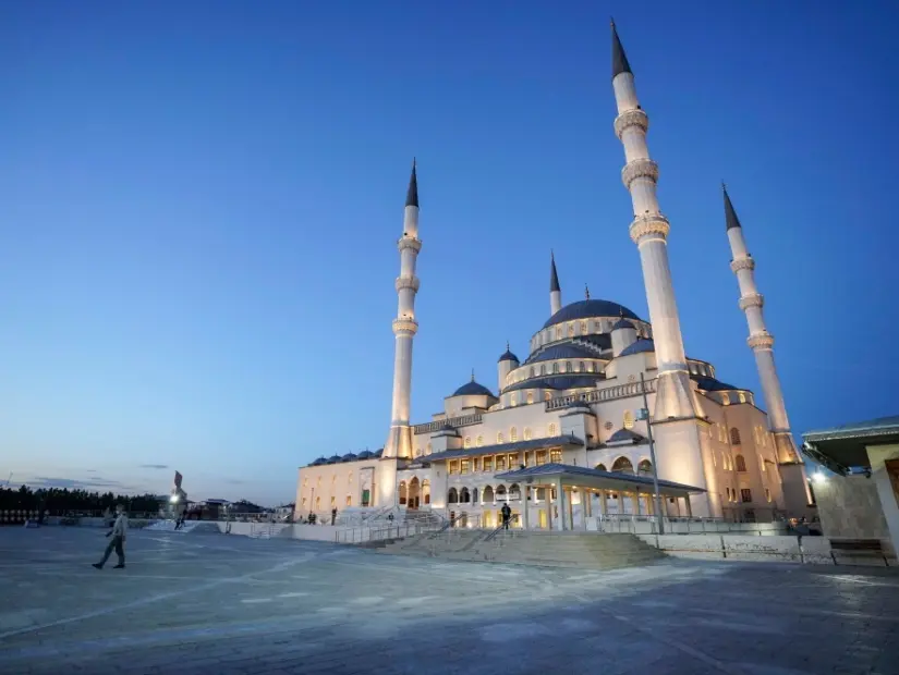 gün doğumunda Kocatepe Camii dış görünümü