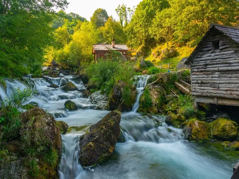 Bosna-Hersek'teki Krupa Şelalesi