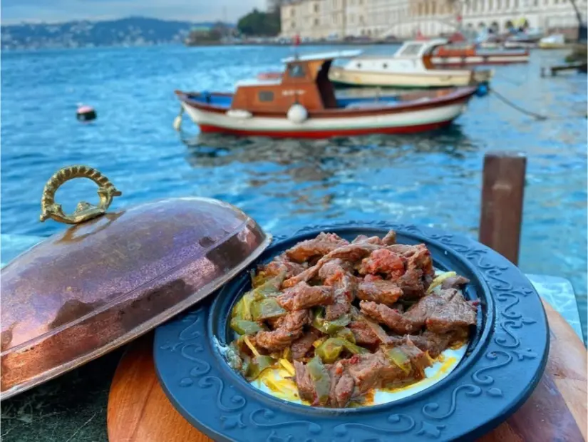 Kuleli Yakamoz Restaurant kebab arkasında boğaz manzarası