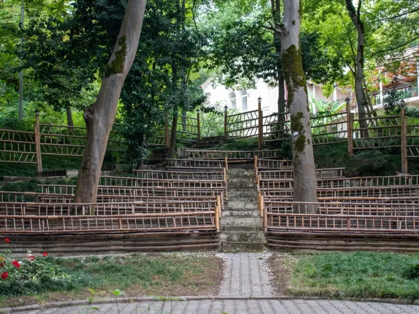 Kutaisi botanik bahçesinde bulunan amfitiyatro