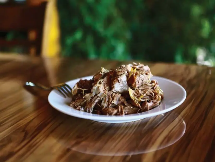 Kuyu kebabı tabakta görünümü