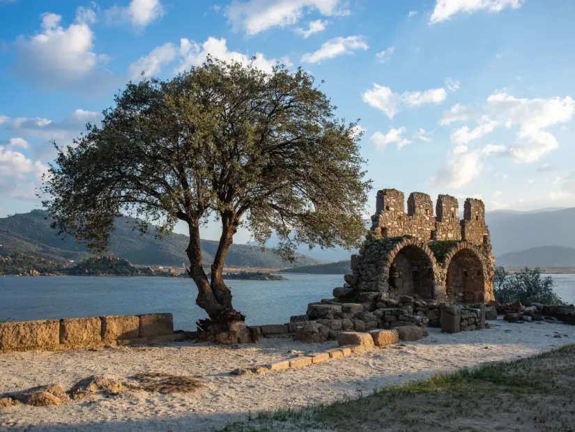 Herakleia (Latmos) antik kentinin kalıntılarının manzarası. Milas, Türkiye.