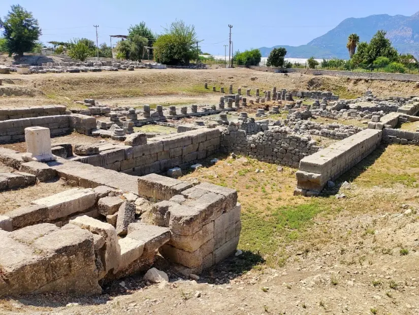 Letoon - tanrıça Leto'nun ve onun ikiz çocukları Apollon ve Artemis'in antik tapınağı.