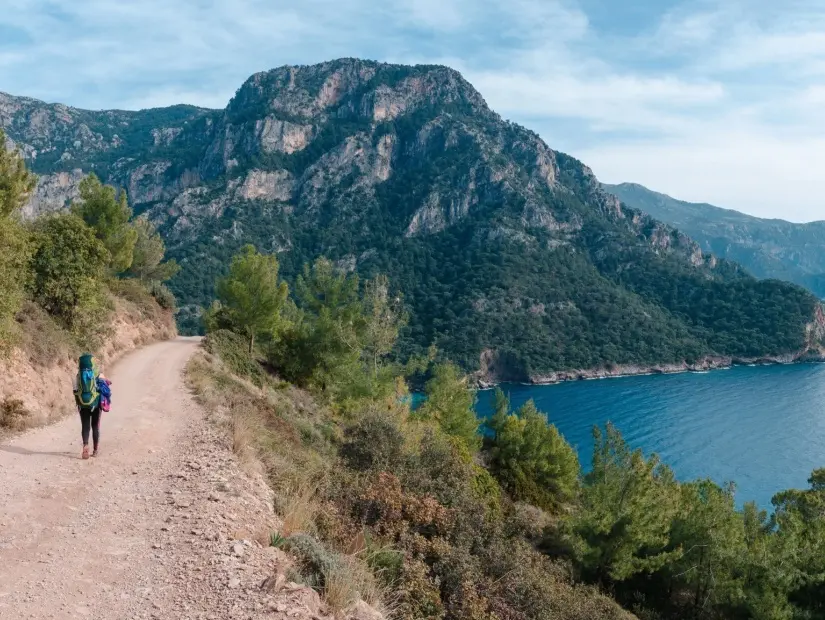 Likya Yolunda Trekking. Likya Yolu'ndan Ölüdeniz plajı manzarası.