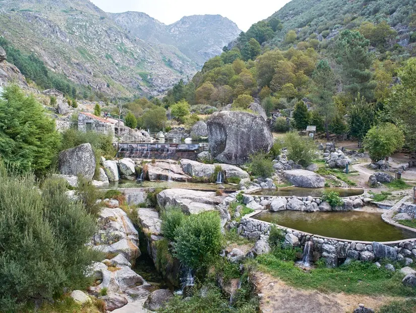 Loriga nehri plajı, Serra da Estrela, Portekiz. Yaz saati