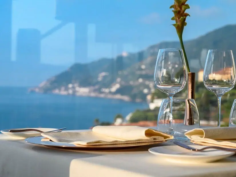 masmavi gökyüzü manzaralı lüks tasarım restoran