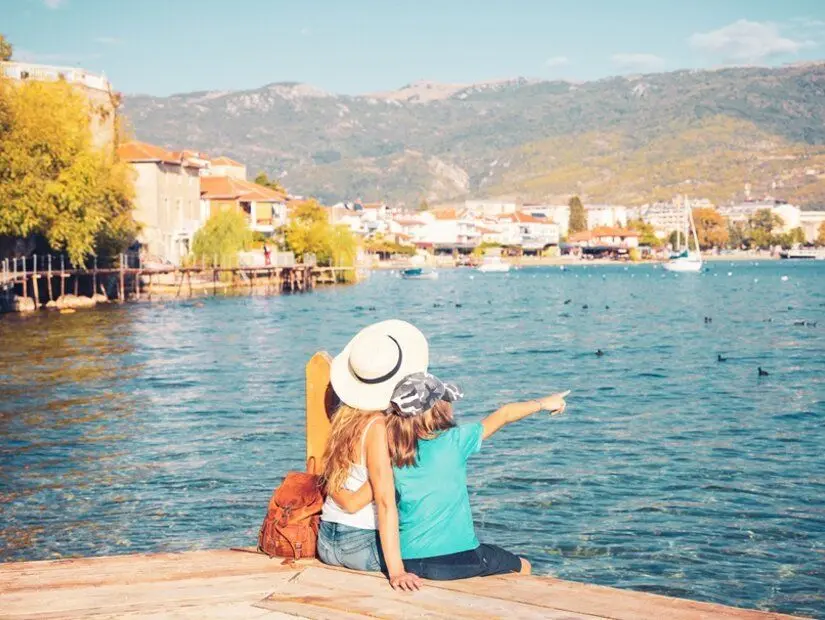 Makedonya'daki Ohrid Gölü'nde anne ve oğul keyifli vakit geçiriyor