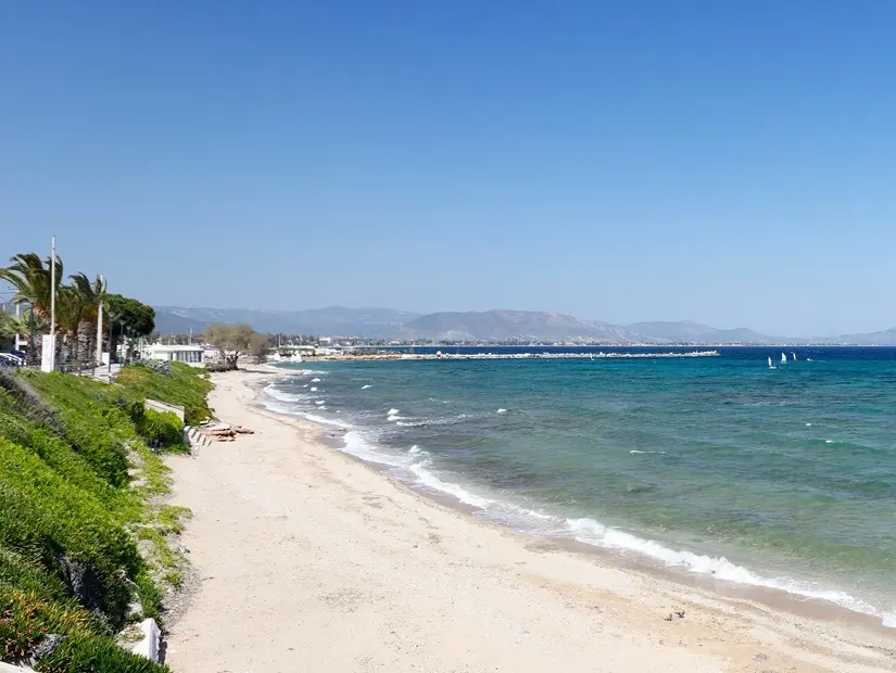 Makri Sahili temiz sahilin güneşli günde görünümü