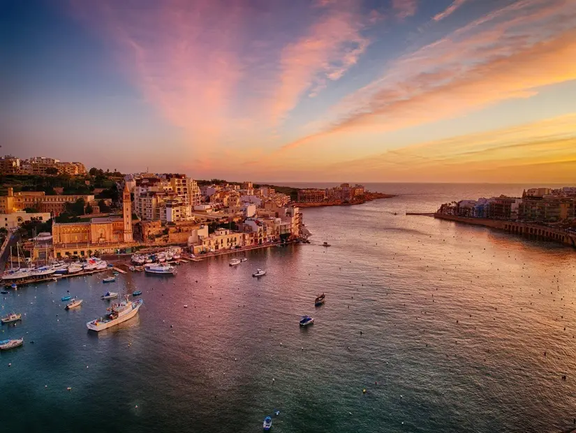 Malta adası Akdeniz deniz Maraşkala limanı sabahı