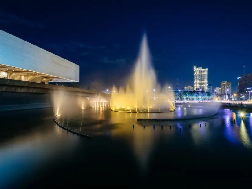 Manila Kültür Merkezi (Cultural Center of the Philippines - CCP) dış görünümü