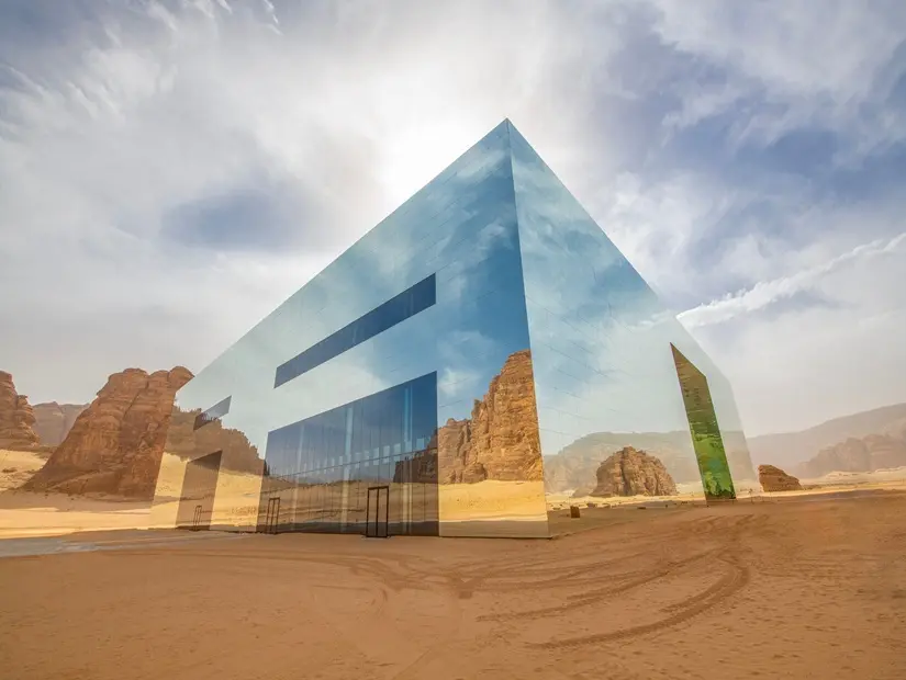 Suudi Arabistan'ın AlUla kentindeki Maraya Çölün ortasında aynalı bir bina görünümü