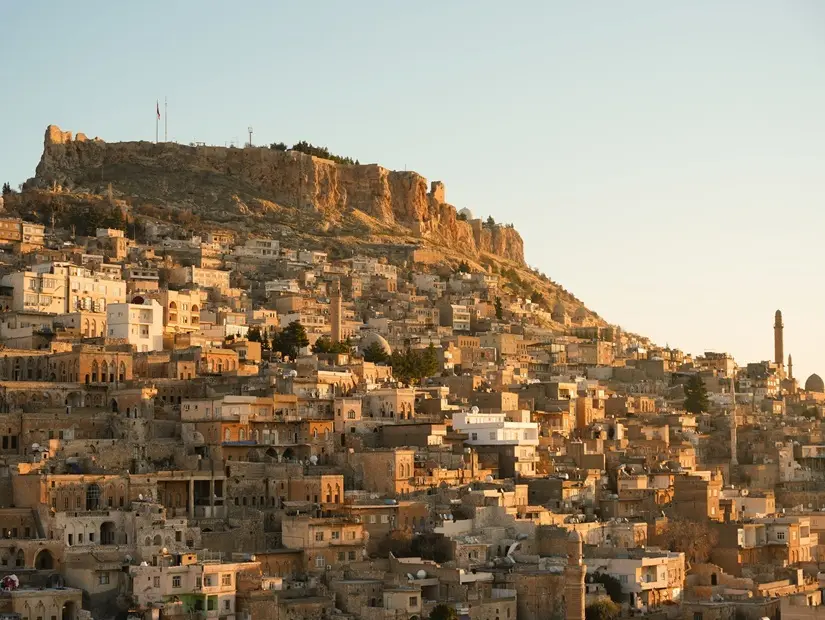 Türkiye'deki Mardin Şehri'nin Gündoğumu Manzarası