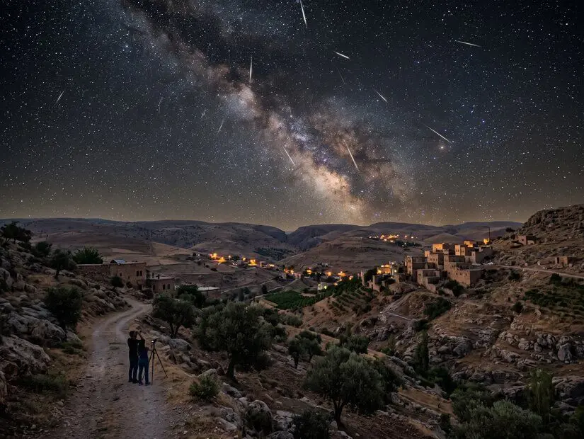 Mardin ve Midyat kırsalları perseid meteor yağmuru görünümü yapay zeka ile üretilmiştir
