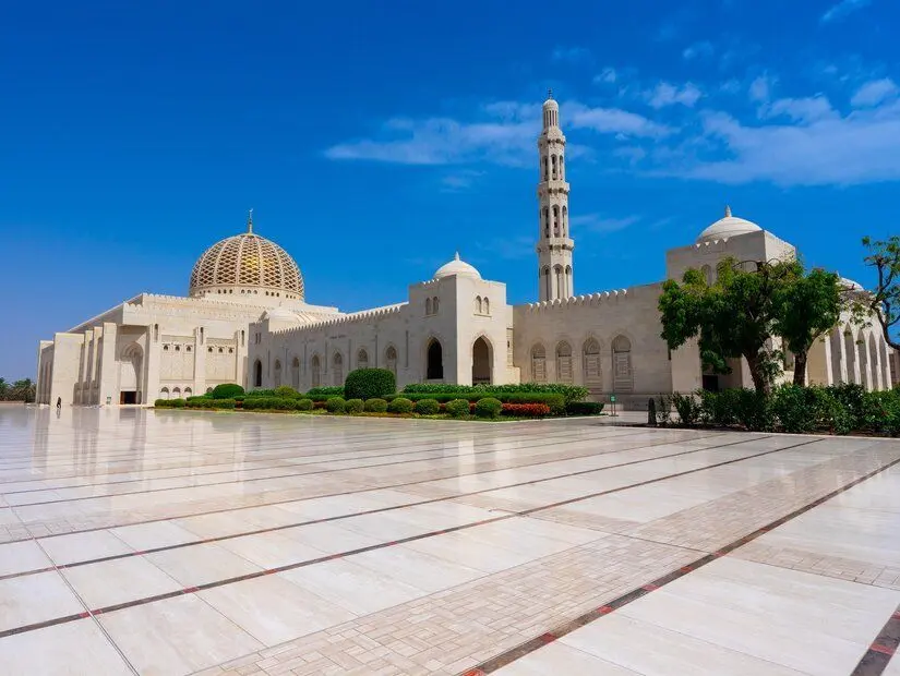 Umman'ın simgesel mimarisi. Maskat'taki Büyük Cami'nin altın çatısı ve İslami kulesi