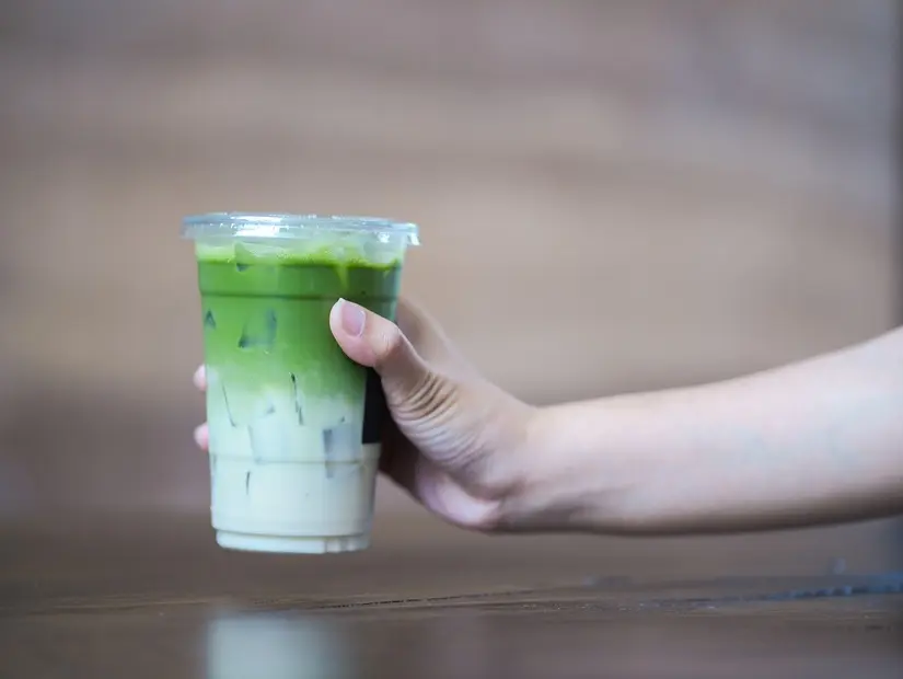 elinde matcha latte tutan müşteri