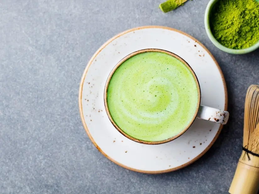 Bir fincan Matcha yeşil çay latte. Üstten görünüm