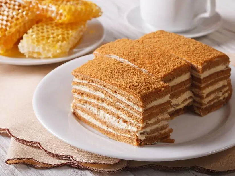 Medovik (Ballı Rus pastası)