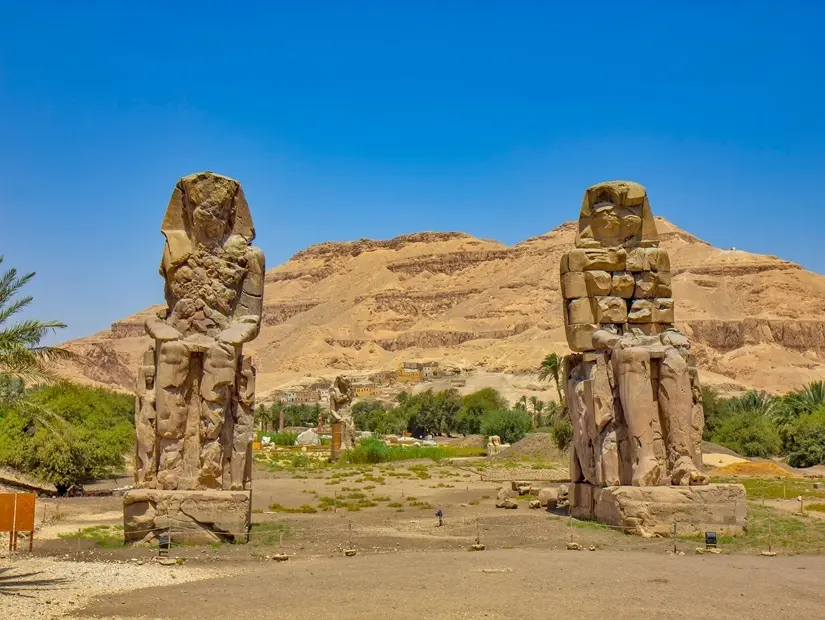 Memnon Anıtları Memnon Heykelleri görünümü