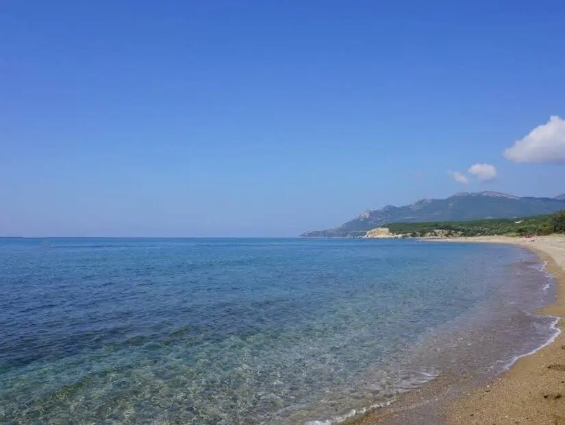 Mesimvria Plajı güneşli günde görünümü
