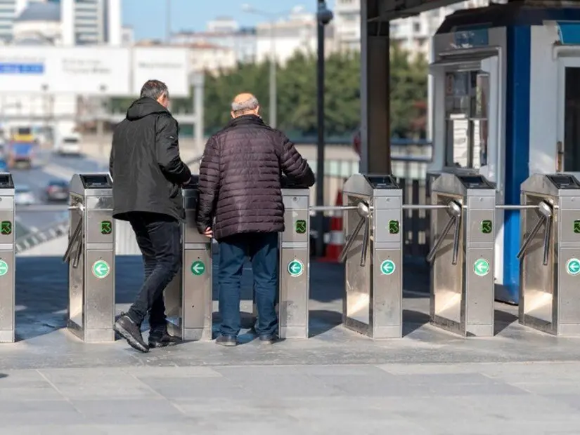 metrobüse binmek için akbil basan genç adam
