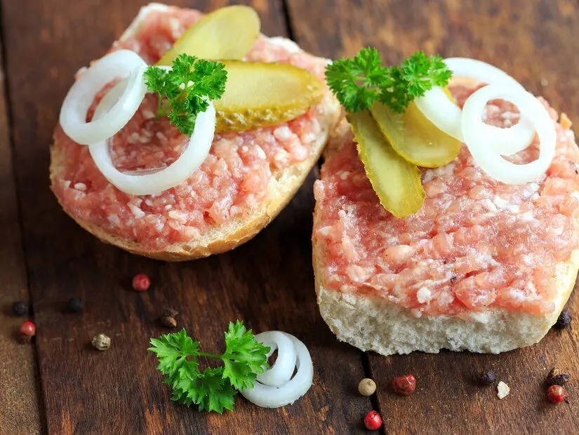 Çiğ kıymalı ekmek (Mettbrötchen) 