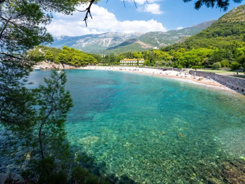 Karadağ'ın Budva Riviera kıyısındaki Sveti Stefan yakınlarında bulunan Milocer plajı manzarası