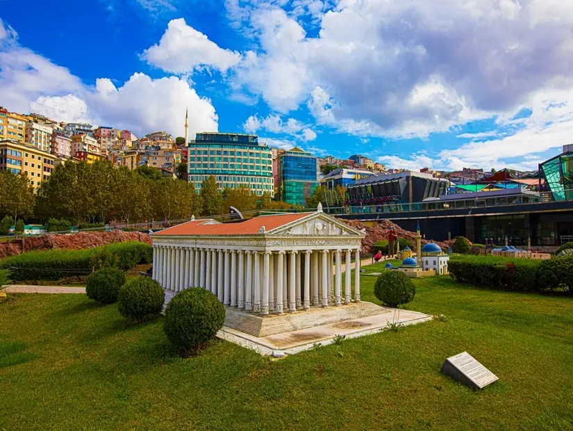 miniatürk müzede sergilenen eserlerden bir bölümü