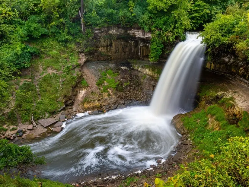 Minneapolis, Minnesota'daki Minnehaha Şelalesi görünümü
