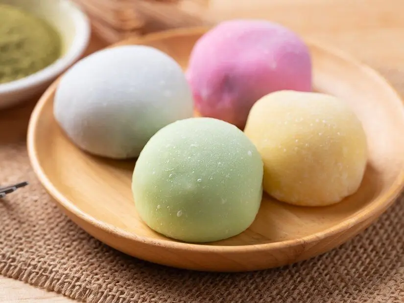 Daifuku mochi (Geleneksel Japon tatlısı) ahşap tabak üzerinde görünümü