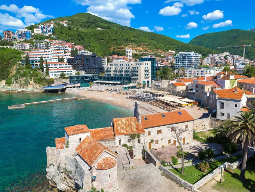 Güzel bir yaz gününde Budva'daki Mogren Plajı, Karadağ