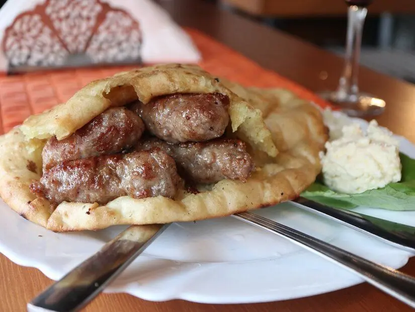 Mostar cevapi (Boşnak pideli köftesi)